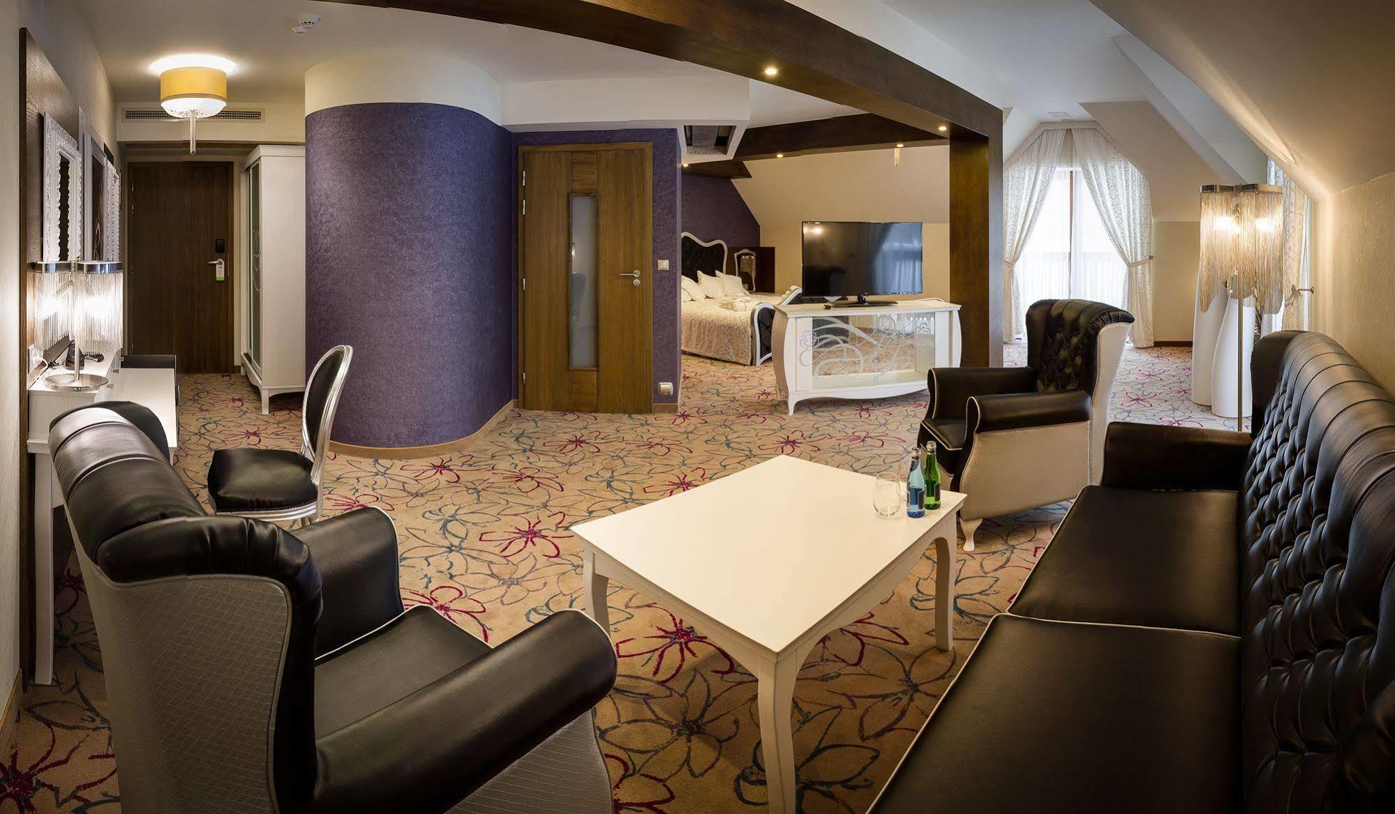 Hotel & Spa Czarny Gron ชีกี ภายนอก รูปภาพ
