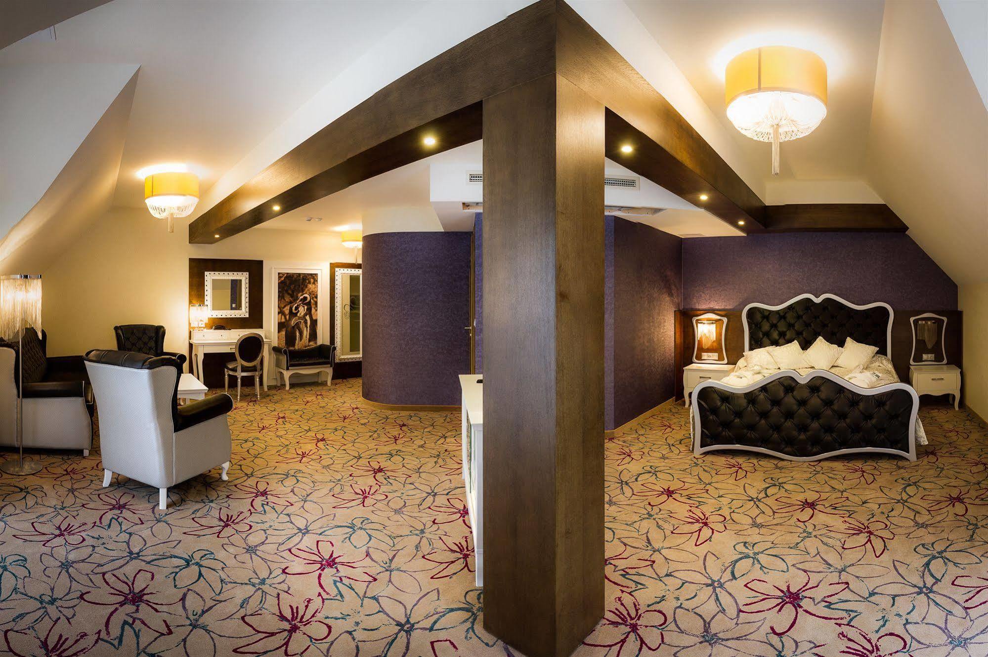 Hotel & Spa Czarny Gron ชีกี ภายนอก รูปภาพ