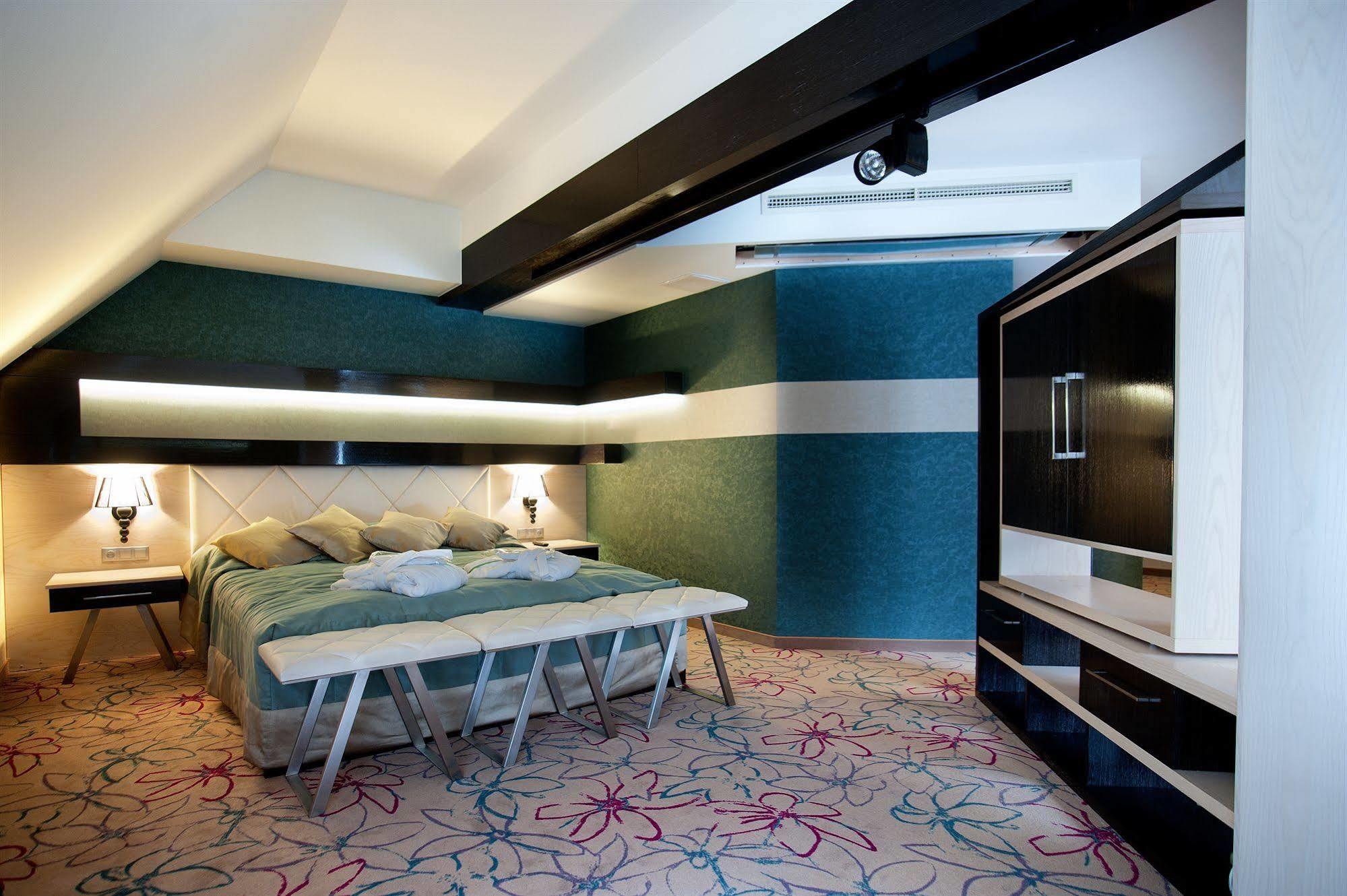 Hotel & Spa Czarny Gron ชีกี ภายนอก รูปภาพ
